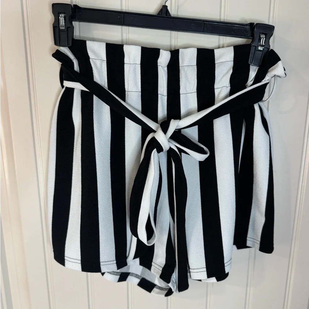 3/for $15 🍒 SHEIN High Waist Striped Black, White Shorts (Women’s Size Medium)